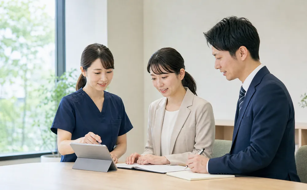 ケアマネジャーと連携して訪問の計画を確認するスタッフ